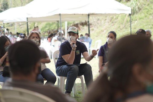 El alcalde Óscar Escobar se reunió con los habitantes para escuchar sus solicitudes.
