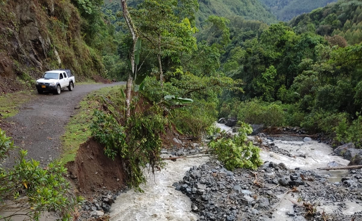 La Secretaría de Infraestructura sigue realizando trabajos en la zona rural del municipio para restablecer el paso en las vías afectadas por las fuertes lluvias