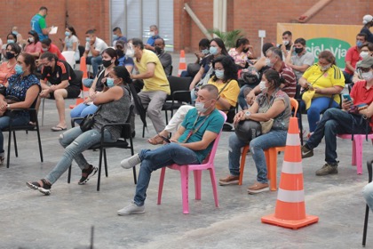 personas esperando el turno para ser vacunadas contra el covid19