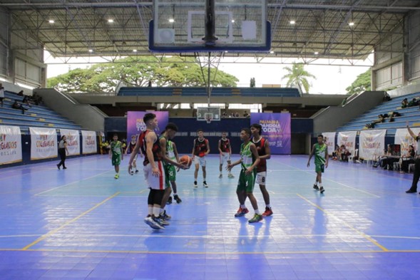 jóvenes jugando baloncesto