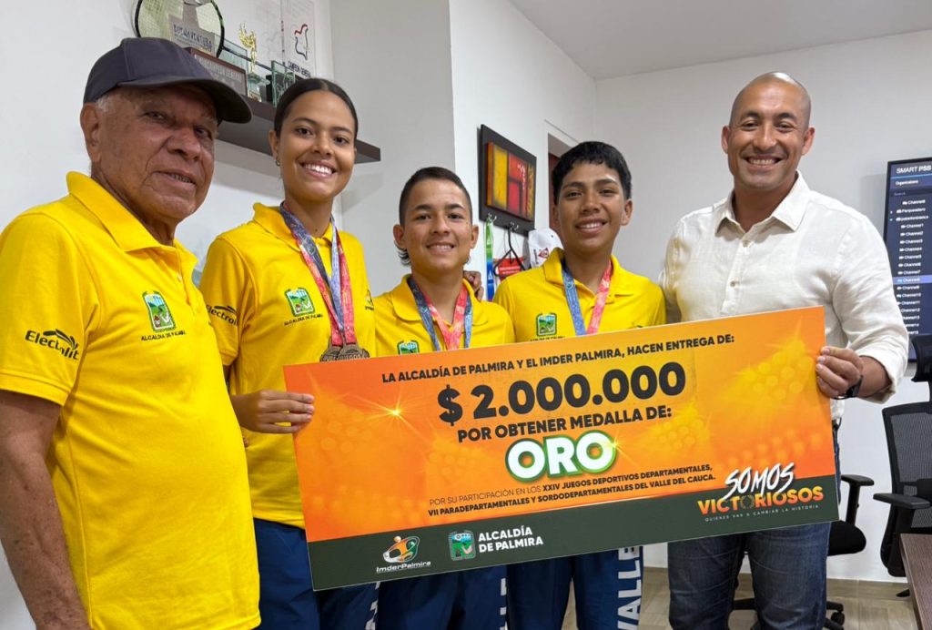 entrega premio a medallistas de Palmira en juegos departamentales