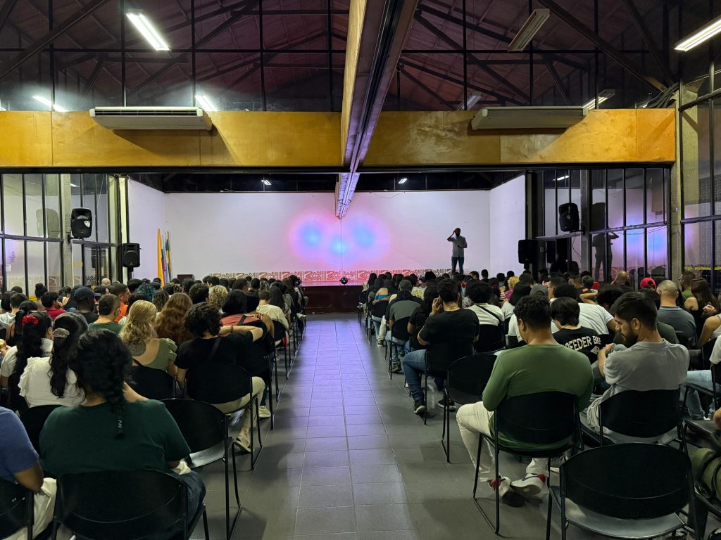 Una noche escalofriante llena de historias: “Vení, contame, vé”, con Raúl España