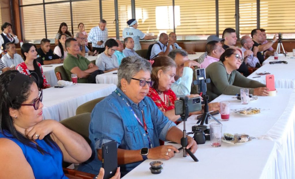 Periodistas de Palmira en rueda de prensa en salón libertadores Centro Administrativo Municipal