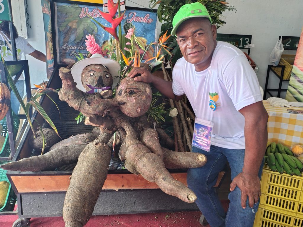 campesino palmirano con producto de yuca
