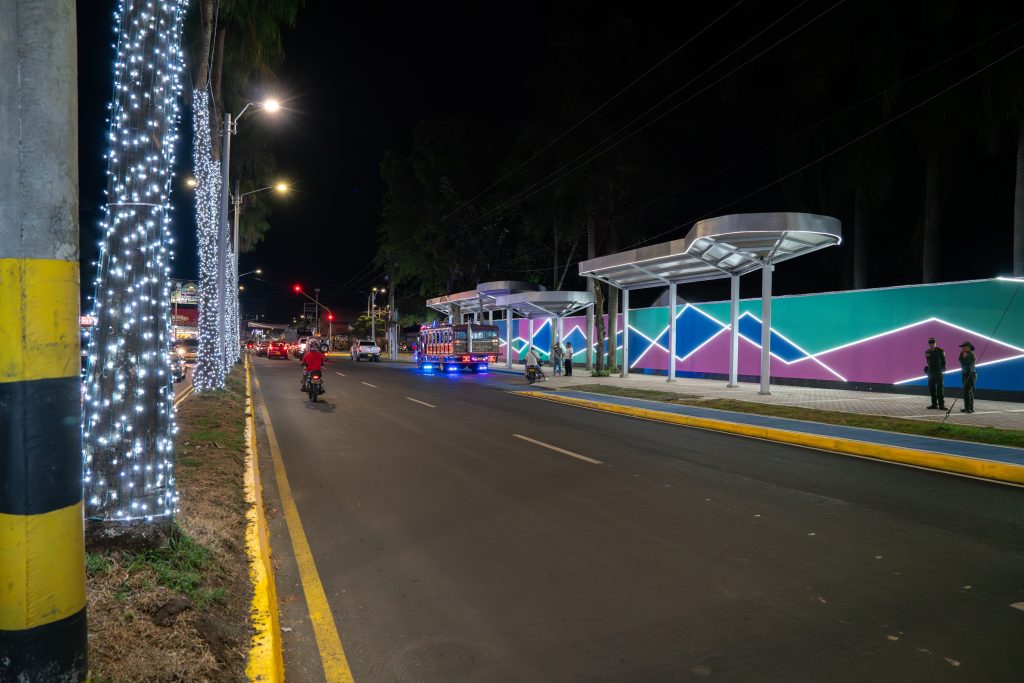 vista nocturna de la nueva alameda y paradero de buses