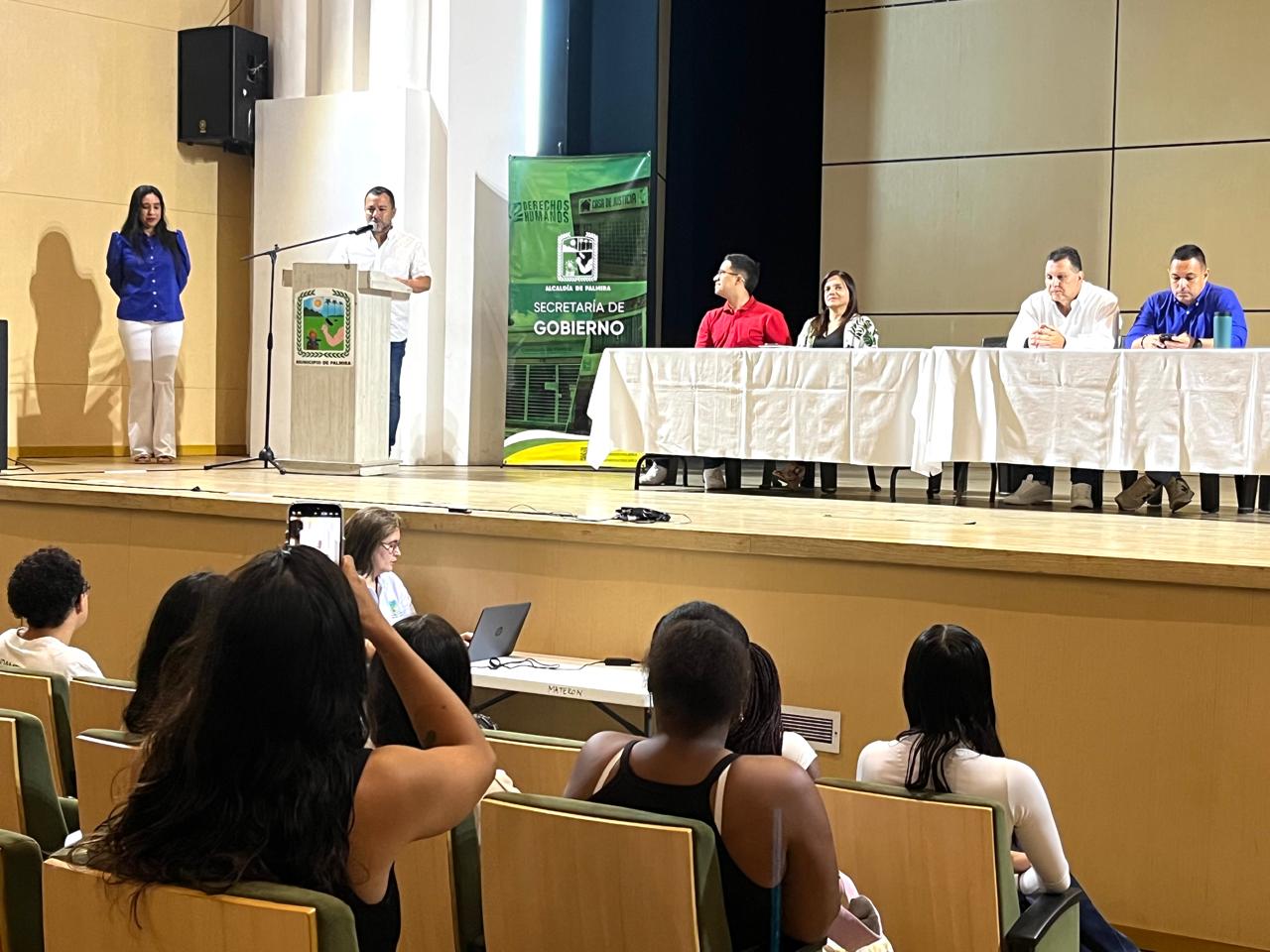Asamblea victimas con presencia del secretario de gobierno