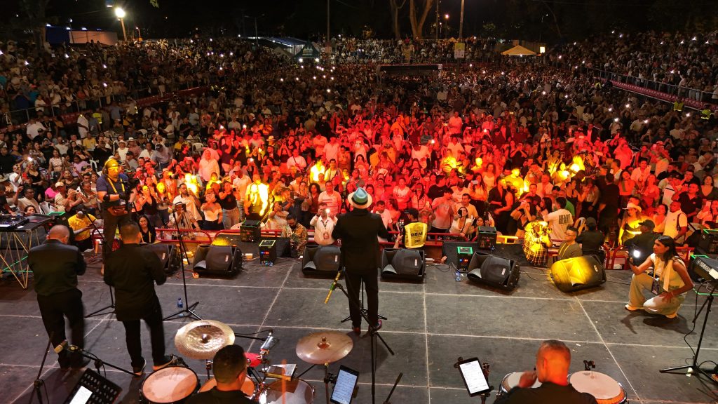Roberto Blades en tarima del coliseo de ferias