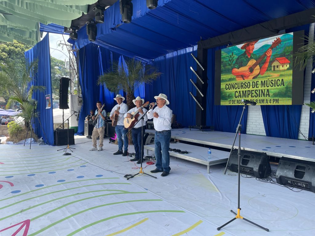 grupo musical en tarima del concurso de música campesina