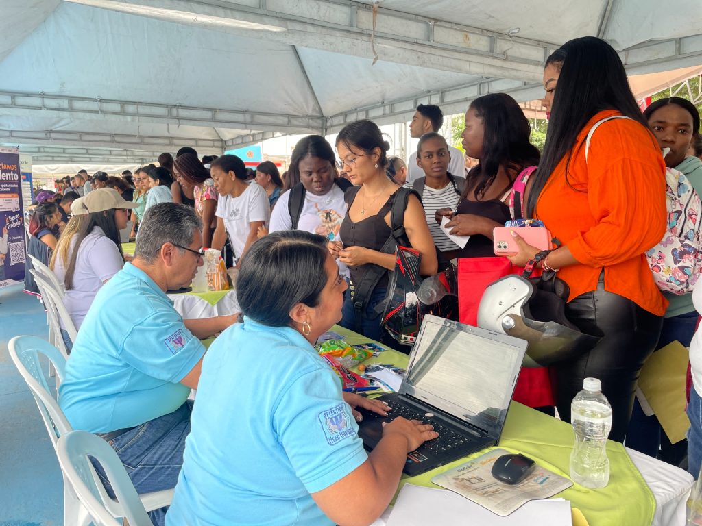 mesas atención asistentes feria empleo