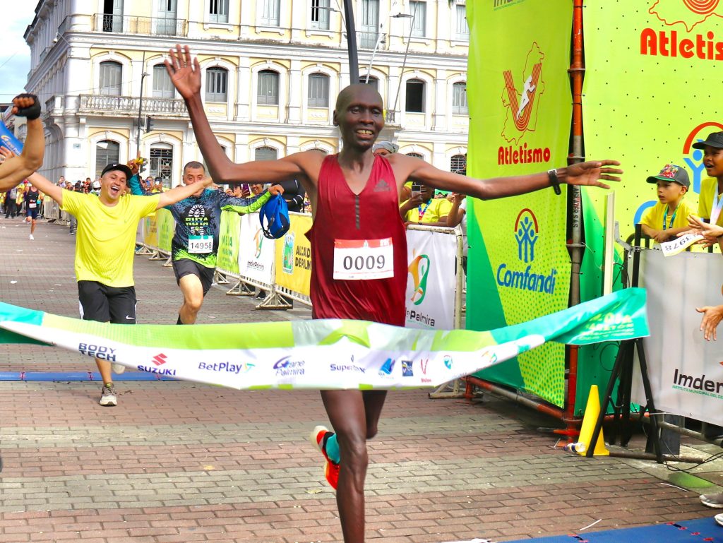 atleta cruzando meta en media maraton 204 de Palmira