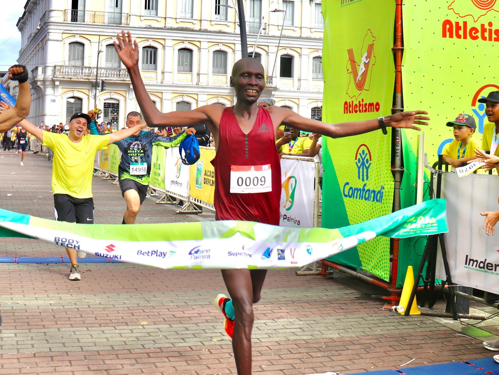atleta cruzando meta en media maraton 204 de Palmira