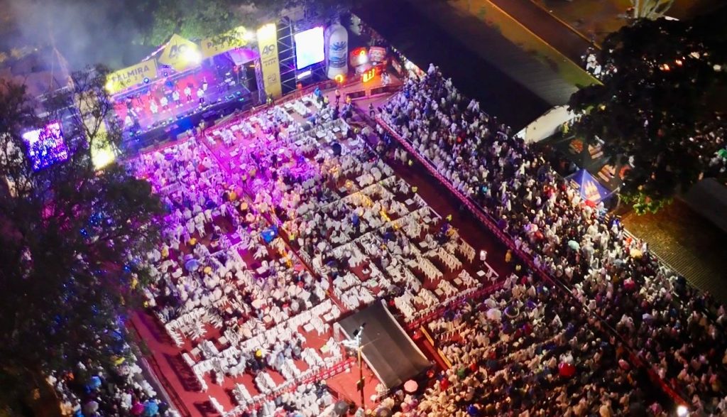 imagen aerea asistentes al concierto