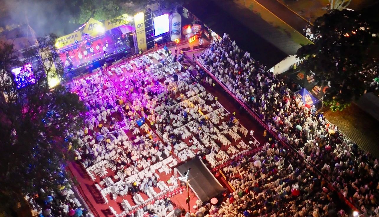 imagen aerea asistentes al concierto