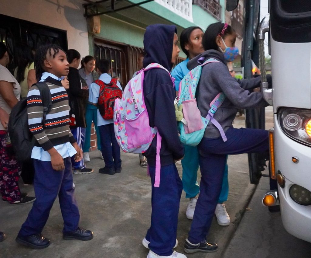niños usando transporte escolar Palmira