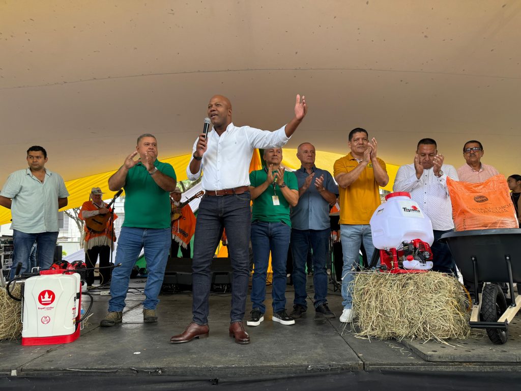 discurso alcalde entregando insumos agropecuarios