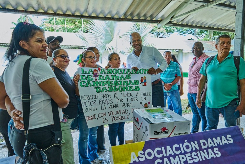 alcalde con asociaciones campesinas