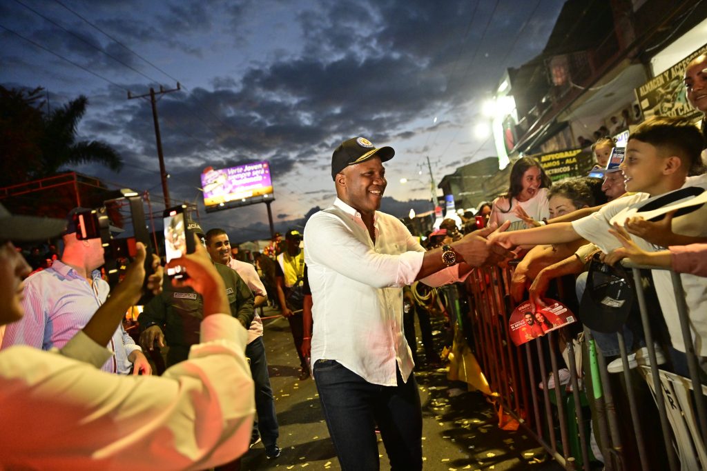 alcalde Victor Ramos, saluda a la comunidad en la calle durante equinodermo
