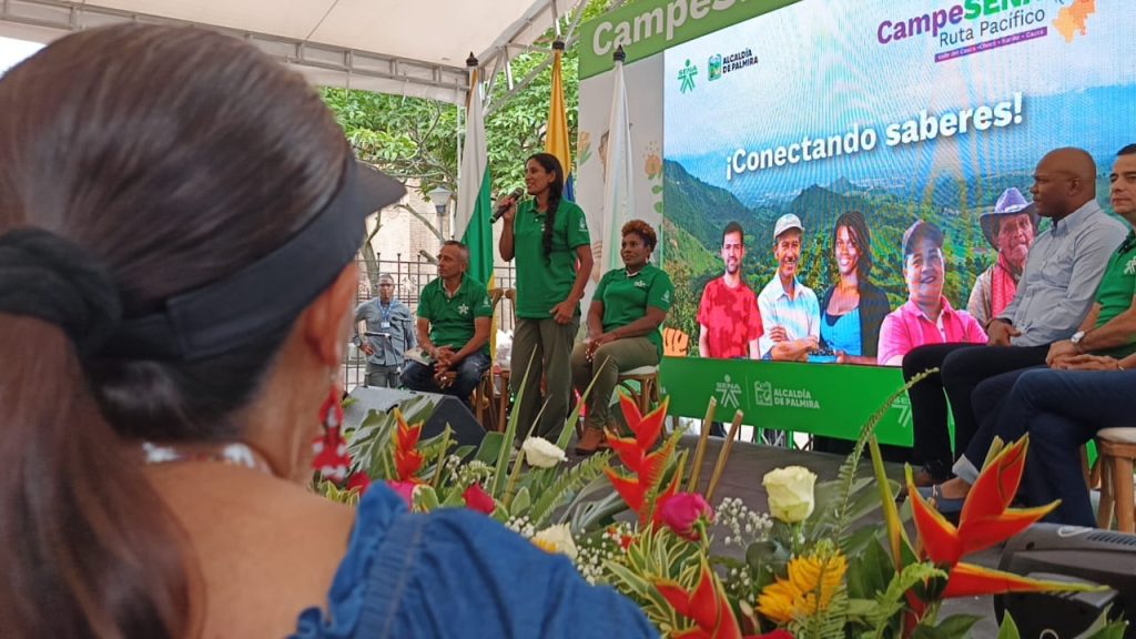alcalde Victor Ramos en exposicion campesena