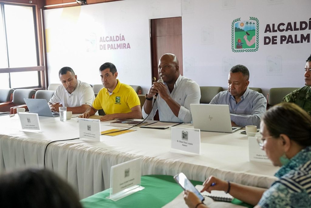 alcalde, secretarios y autoridades reuniones en consejo de seguridad