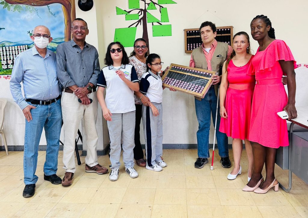 entrega dotación para discapacidad visual en institucion educativa