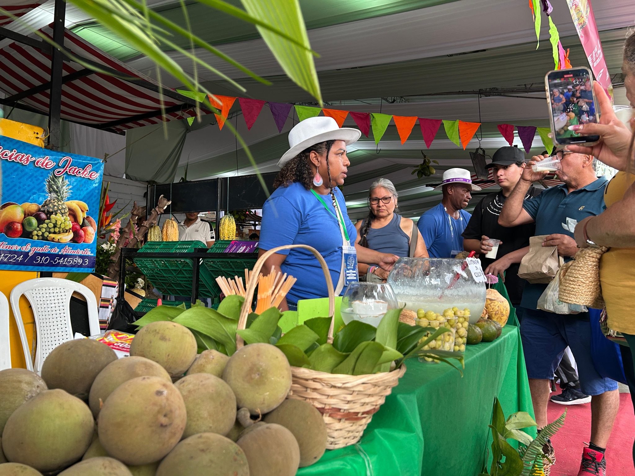 emprendedoras en stand con frutas y verduras FNA