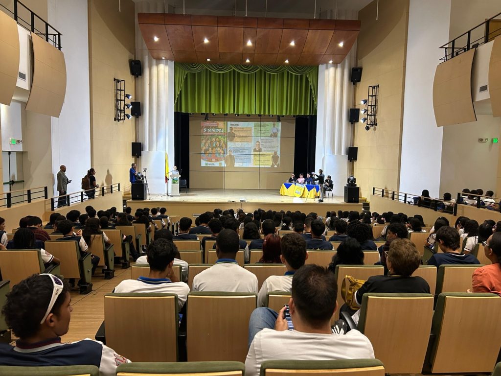 auditorio estudiantes en foro de filosofia