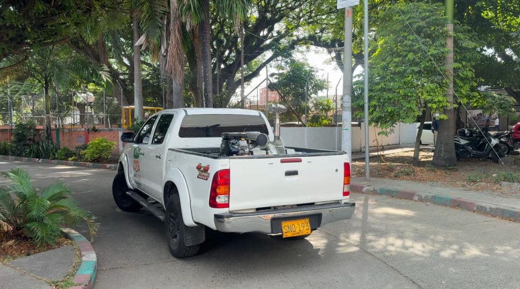 camioneta fumigando calles en Palmira