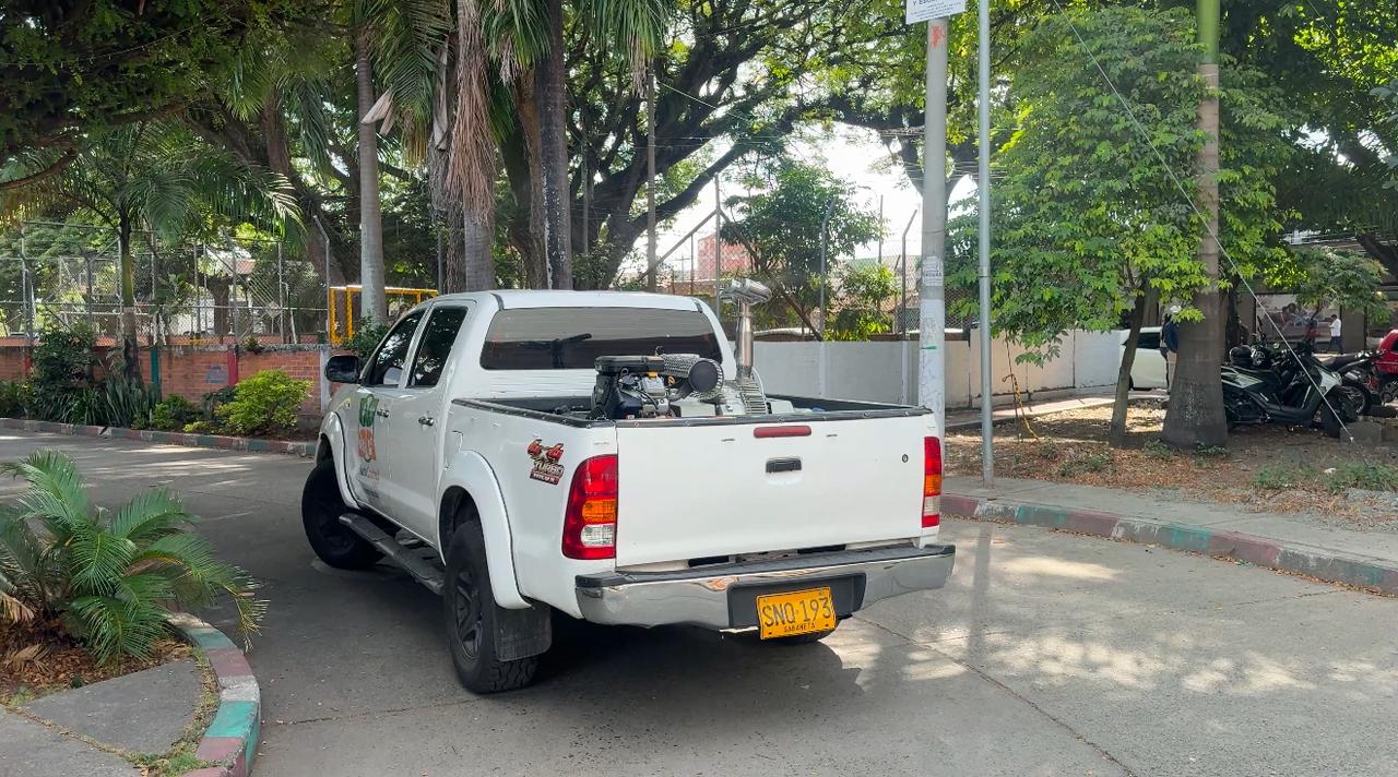 camioneta fumigando calles en Palmira
