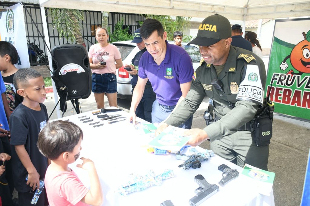 Secretario de seguridad interactúas con niños