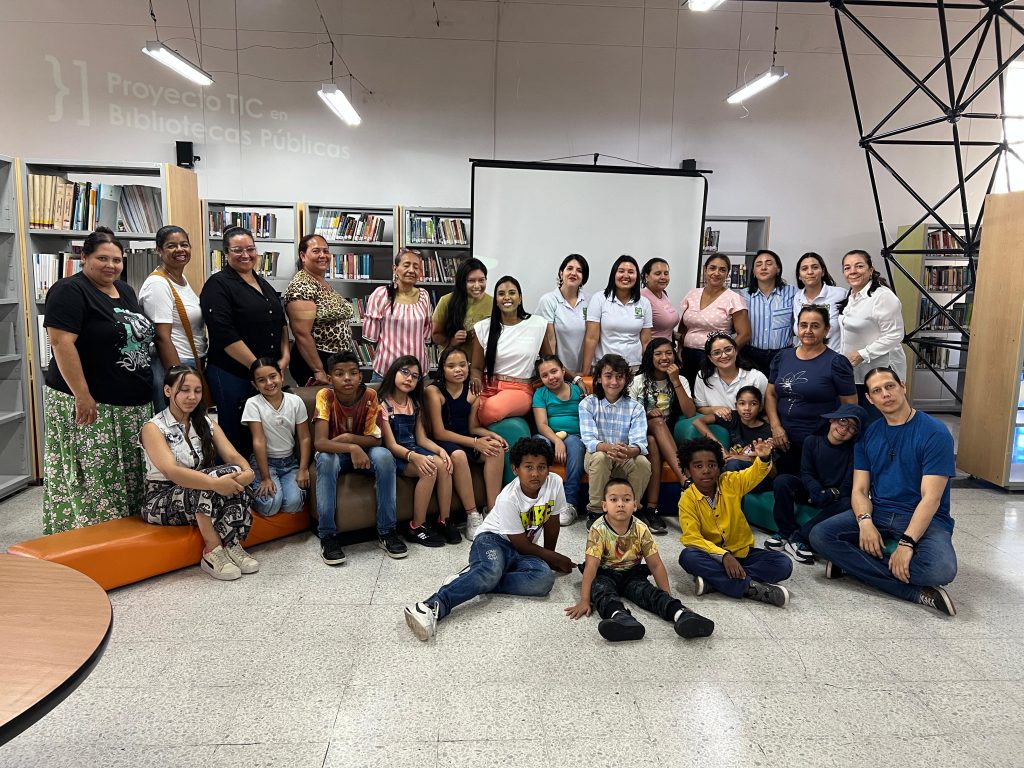 niños y padres de familia de la mesa de niñez con secretaria de integración social