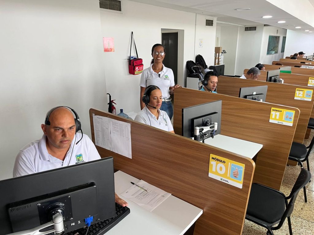servidores publicos atendiendo lineas telefónicas