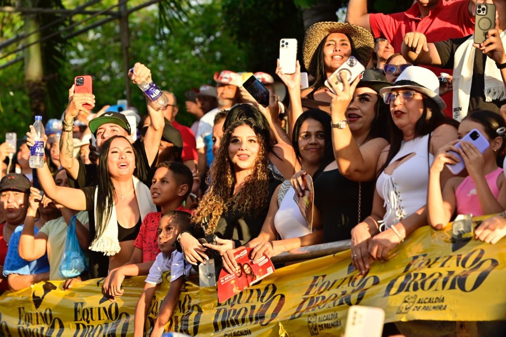 publico en las graderías disfrutando equinodromo
