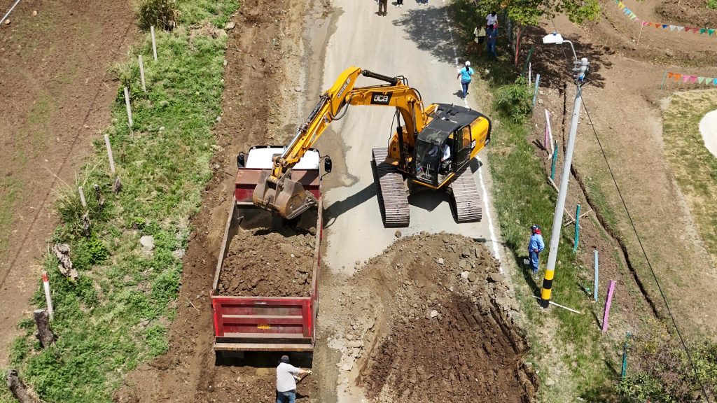 maquinaria en obra de via