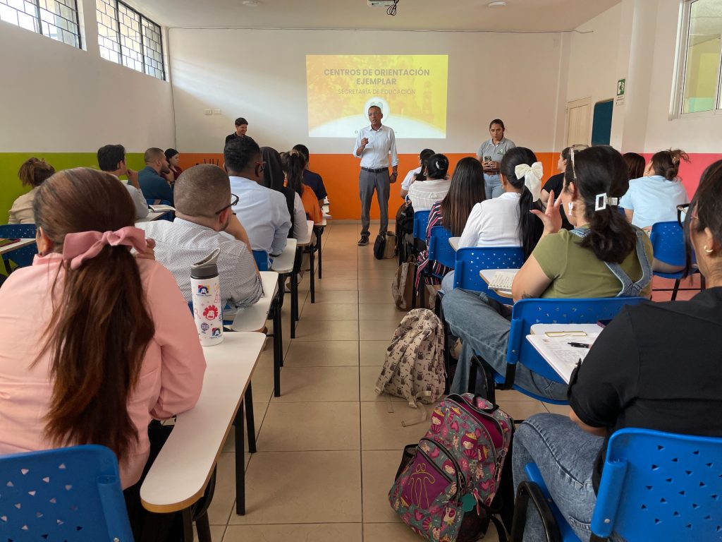 Secretario de Educacion en aula del colegio Belemithas