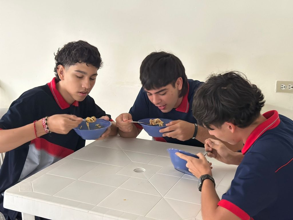 estudiantes comiendo en restaurante escolar