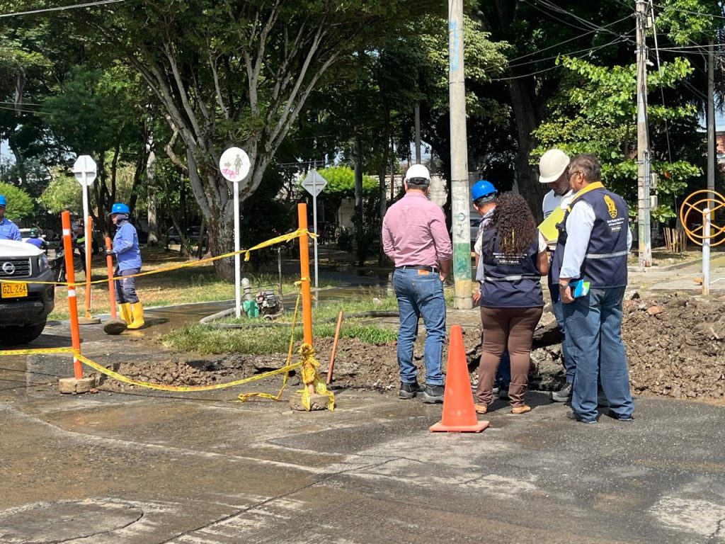 personal de gestion del riesgo y empreas de servicios atendiendo emegencia por fuga de gas