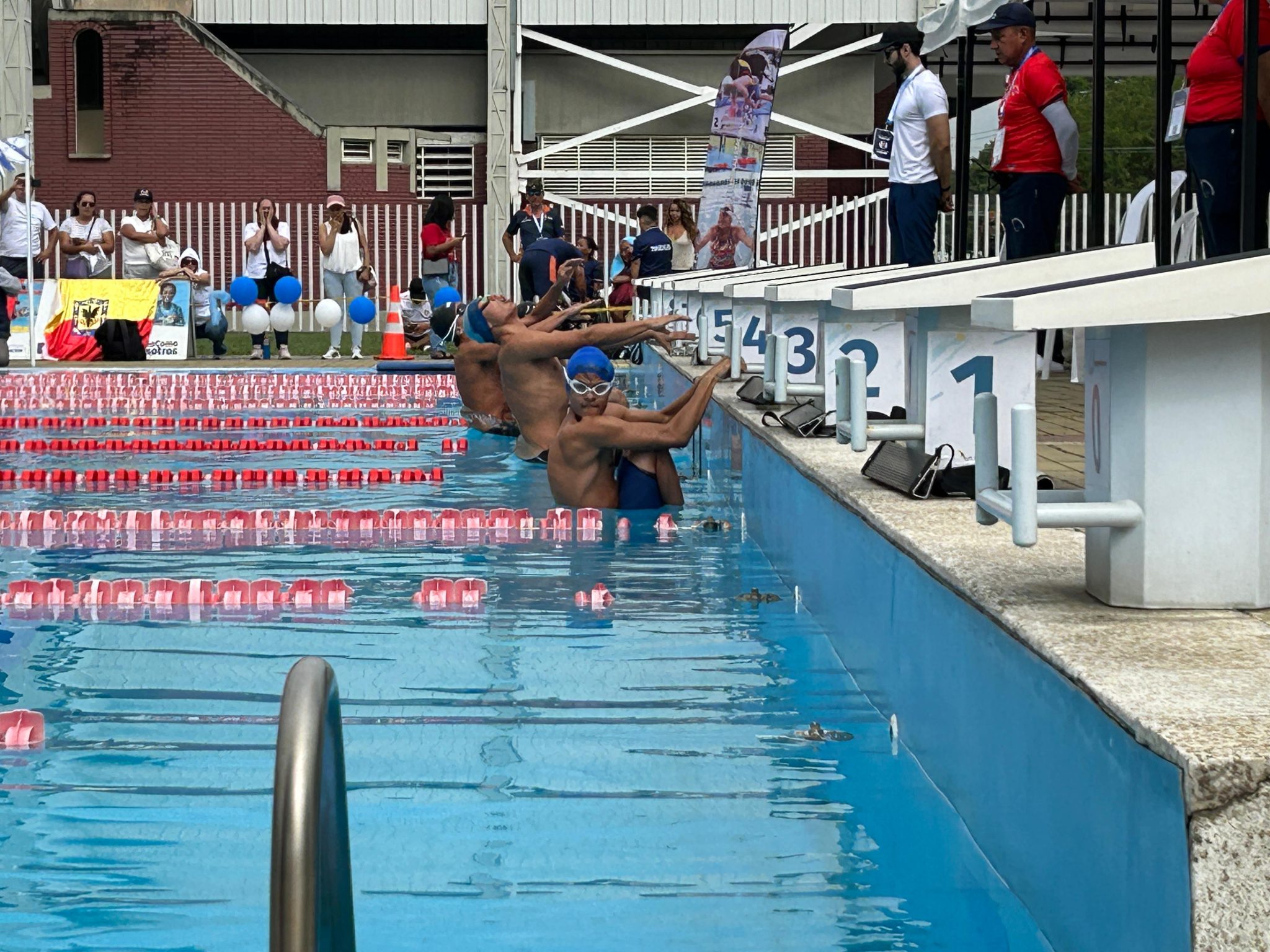 paradeportistas en la piscina olimpica
