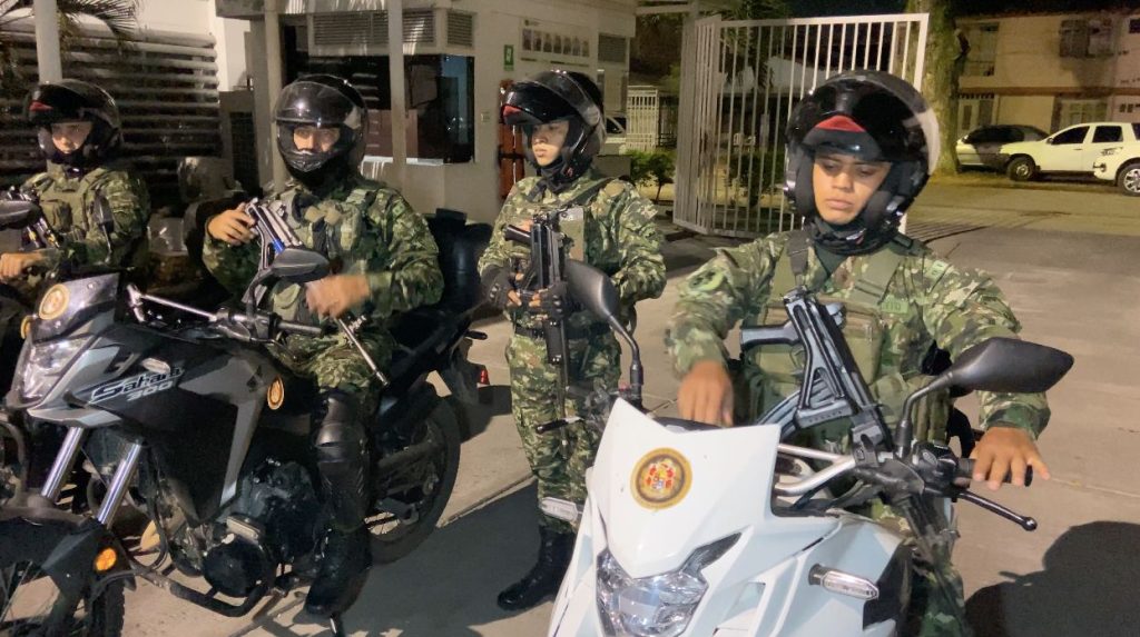 integrantes ejercito y policia en caravana seguridad