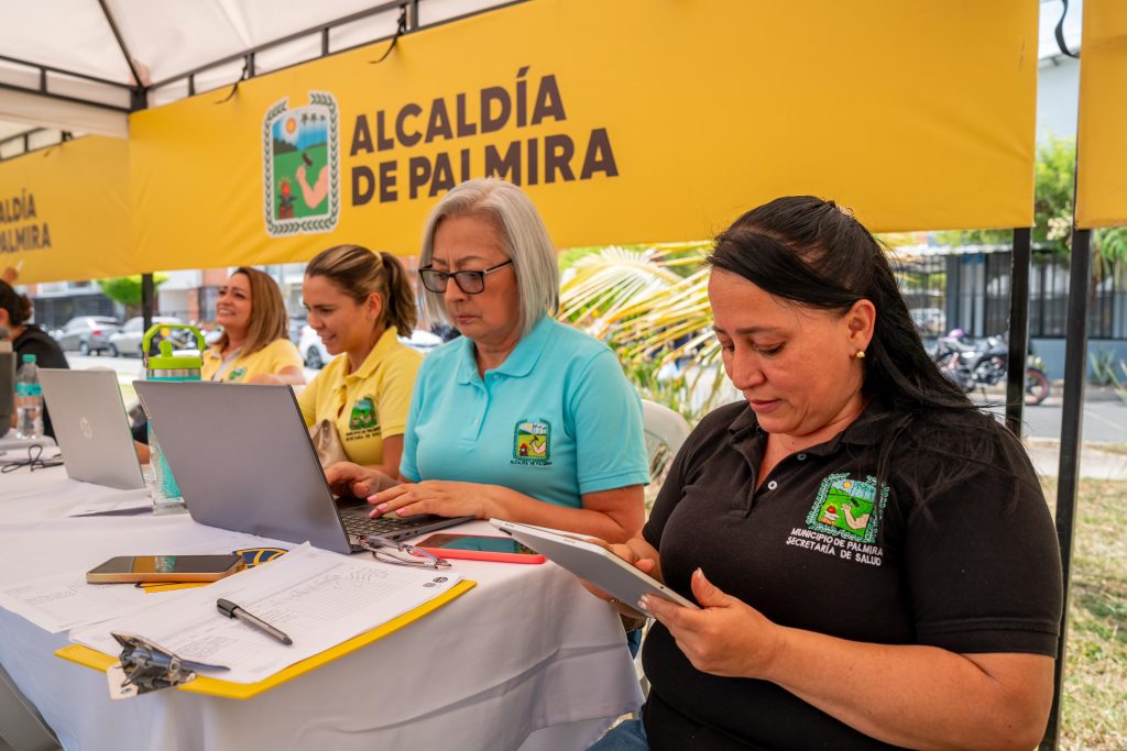 atención equipo secretaria de salud en campo