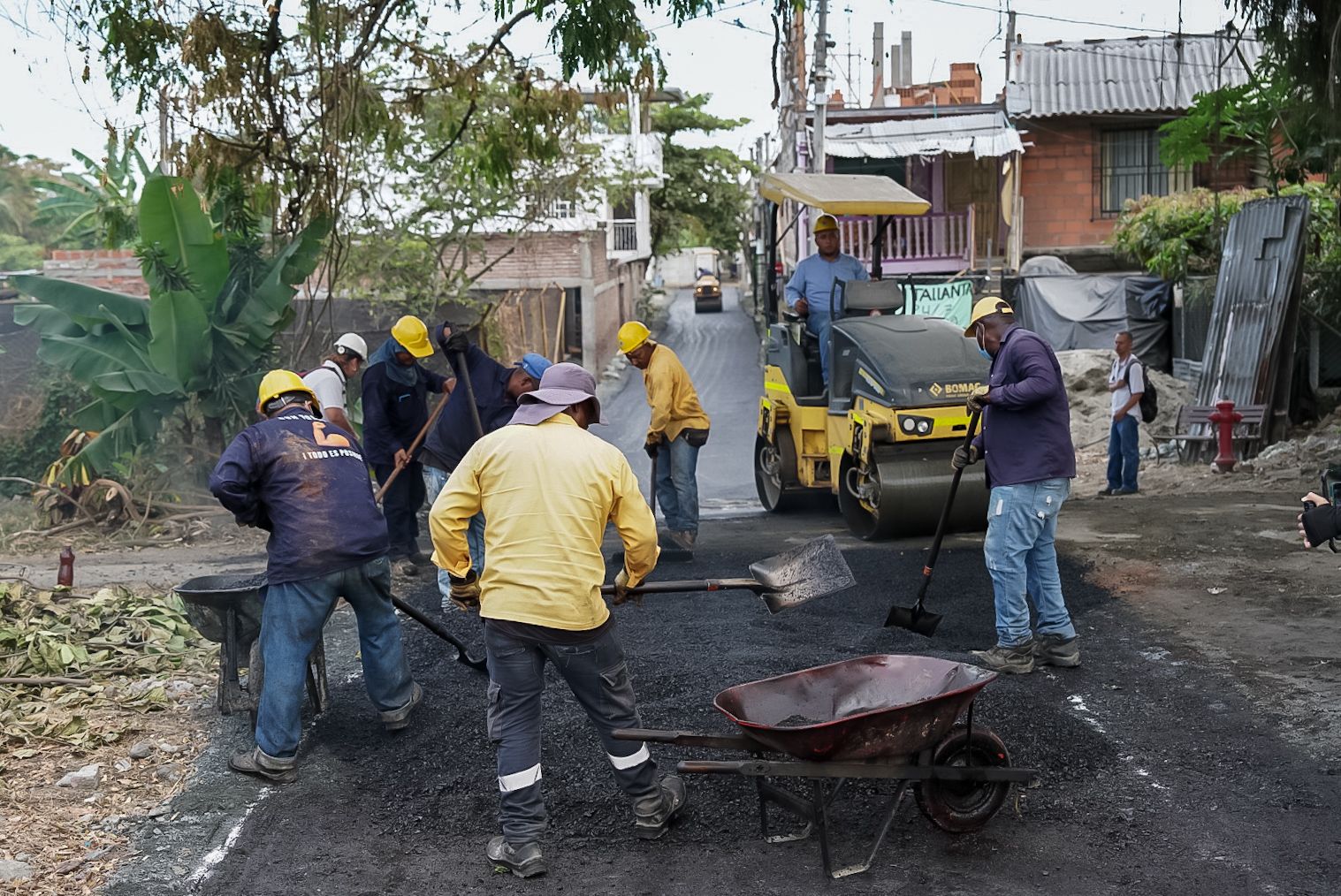 obreros trabajando en la pavimentacion