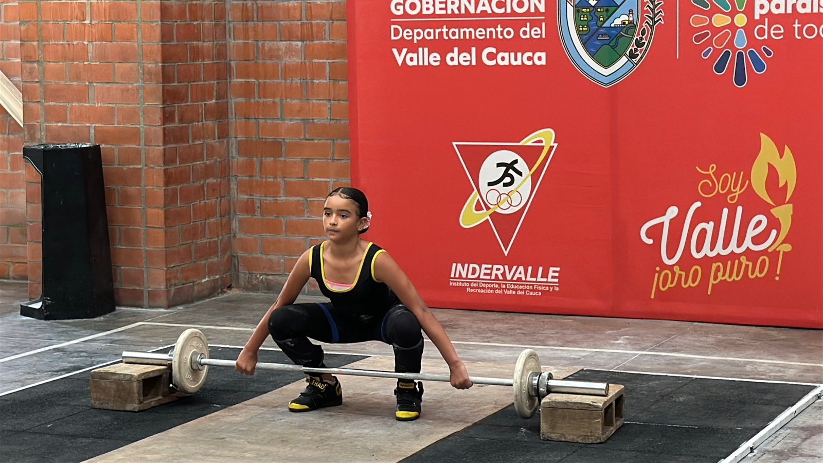 deportista palmirana levanta pesas en los intercolegiados