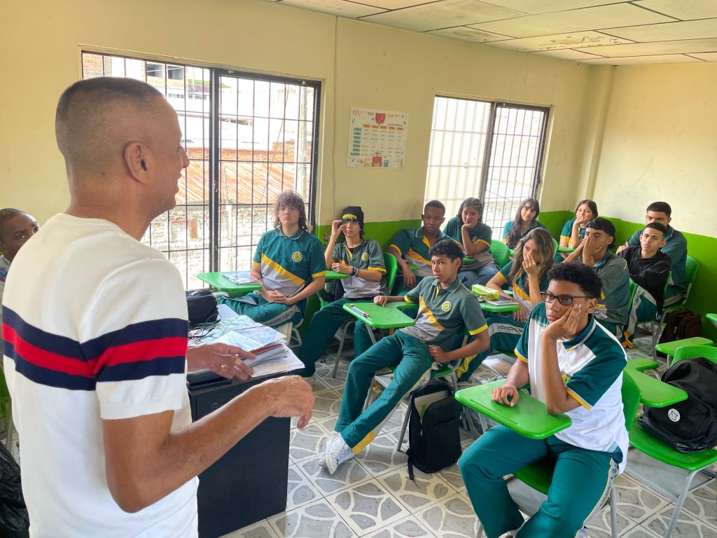 secretario de educación con alumnos