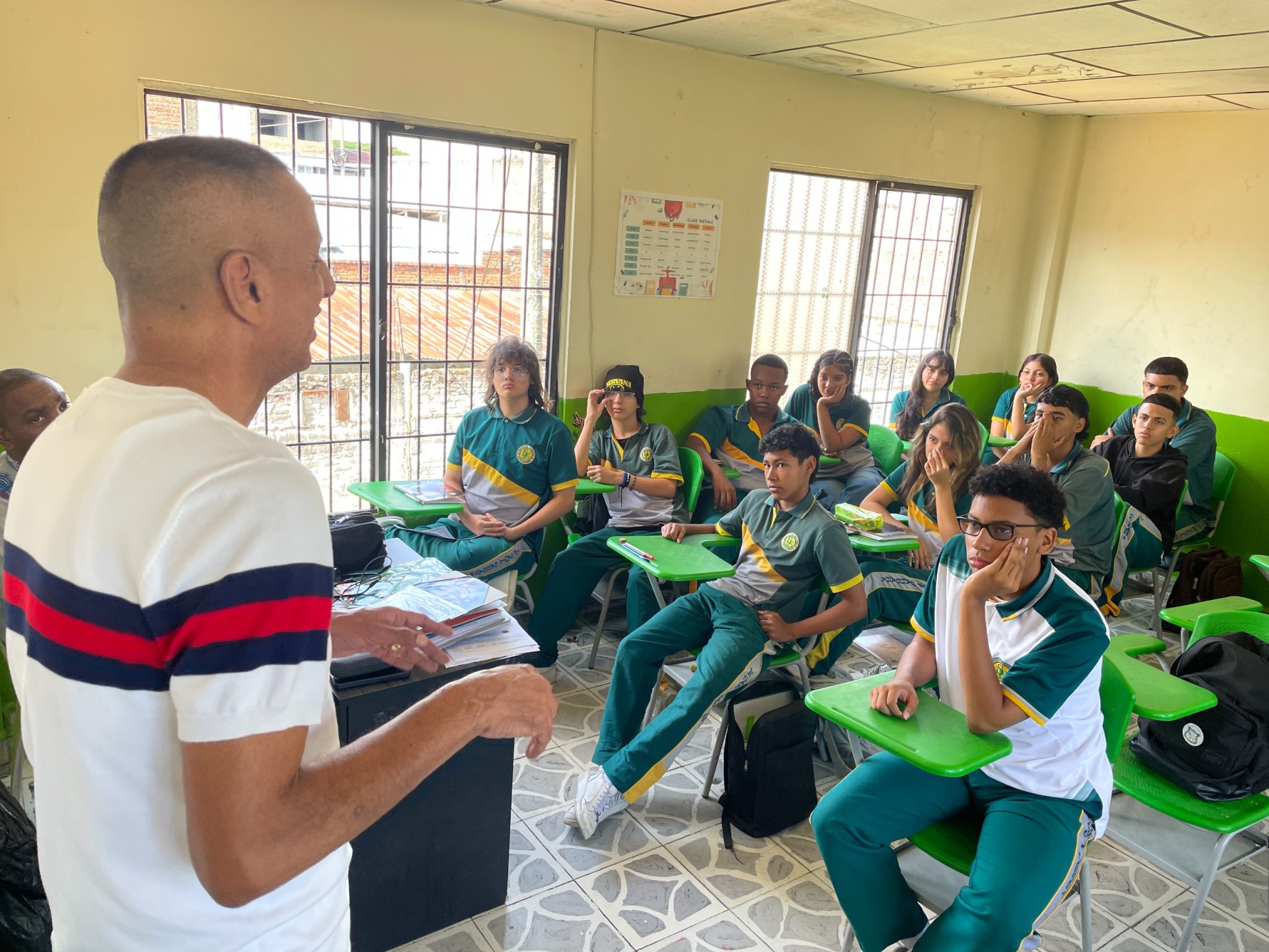 secretario de educación con alumnos
