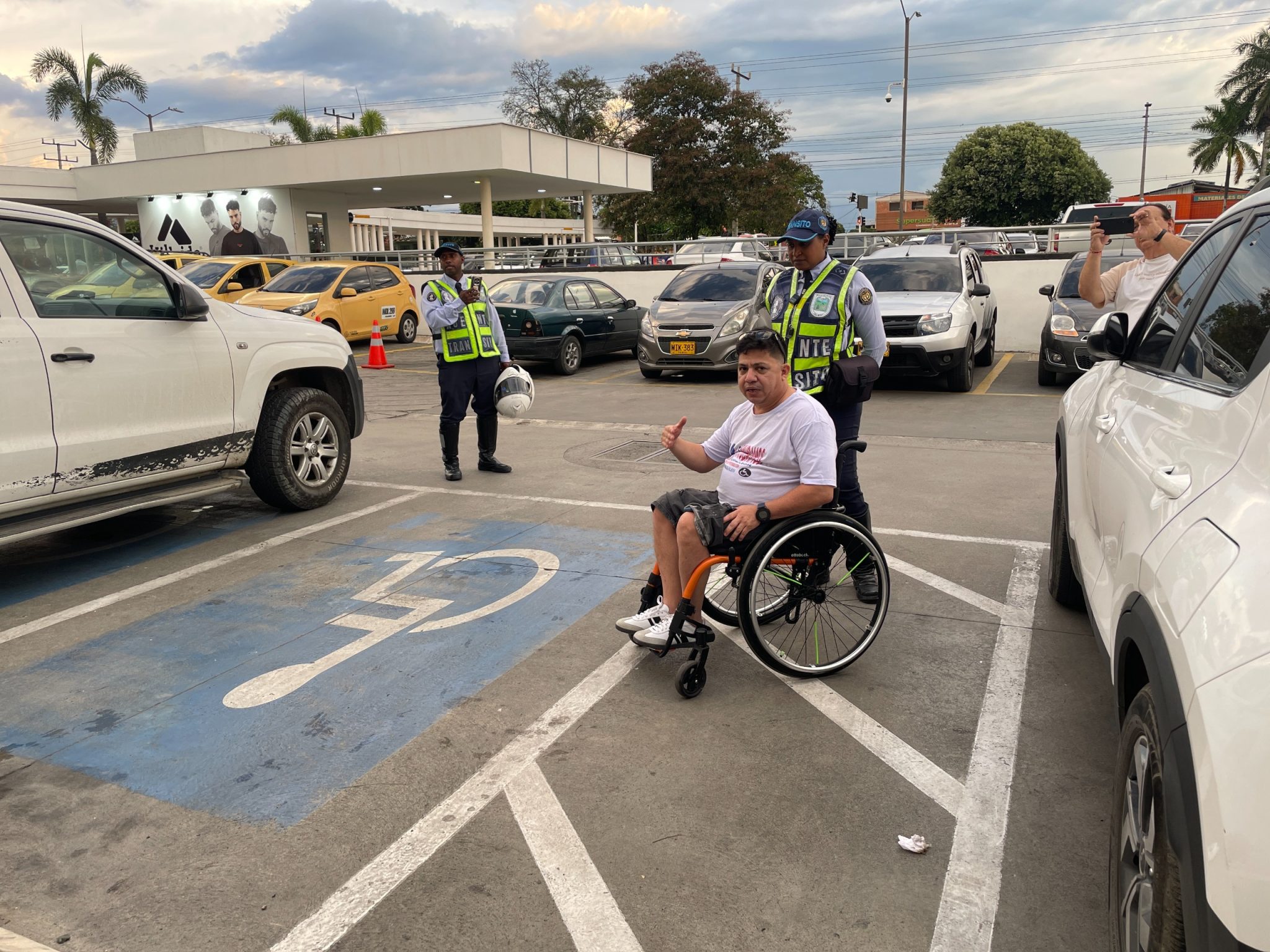 persona con movilidad reducida orientada por técnico de transito