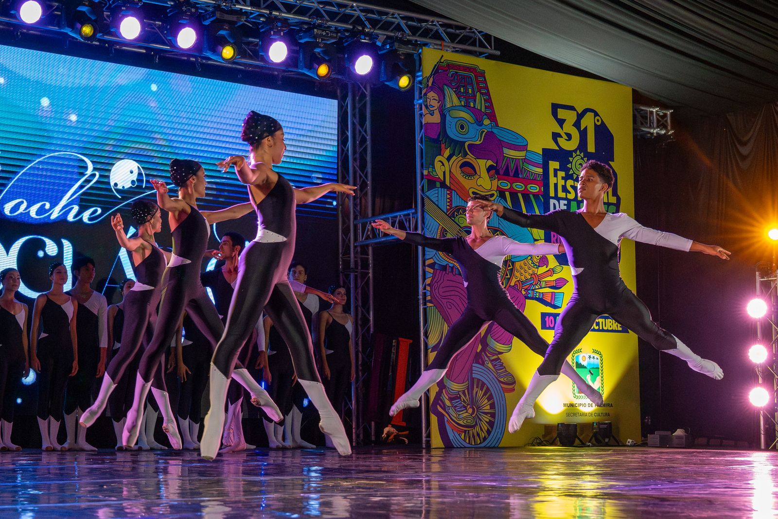 bailarines de ballet en tarima del Festival Ricardo Nieto