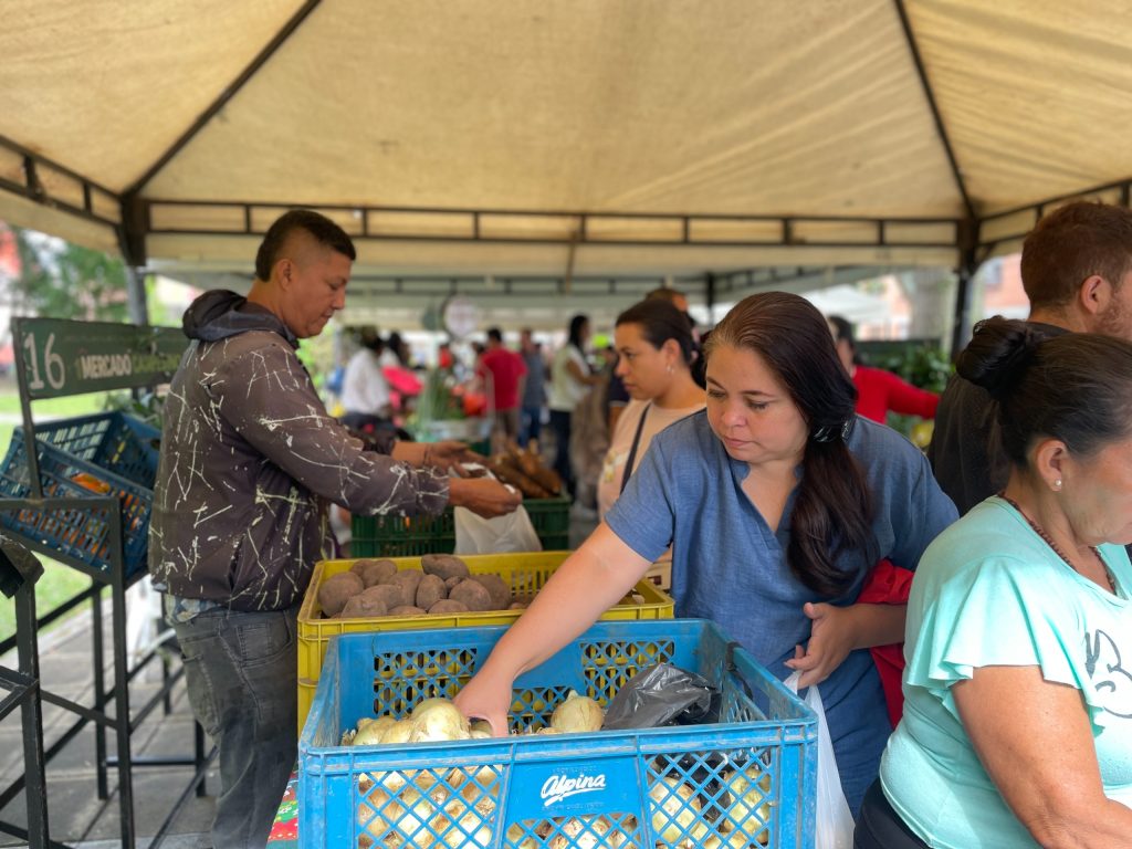 compradores feria campesina