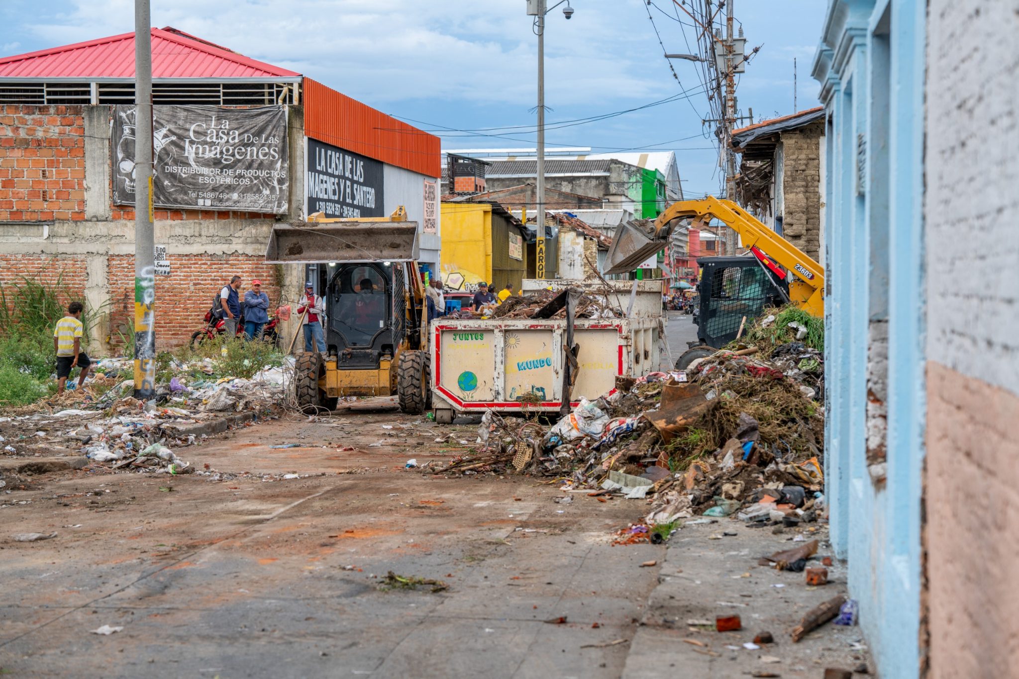 maquinaria haciendo recolección de residuos en la galería
