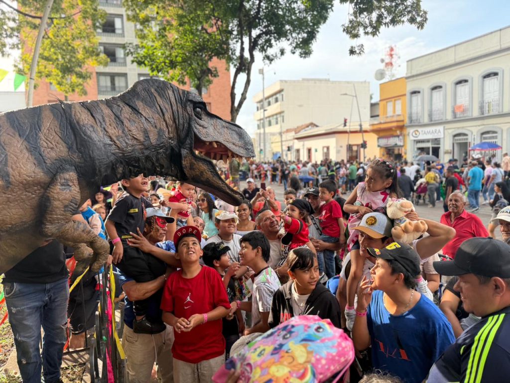 Palmira vivió el Mundo Jurásico, con masiva asistencia de familias durante la celebración del Halloween