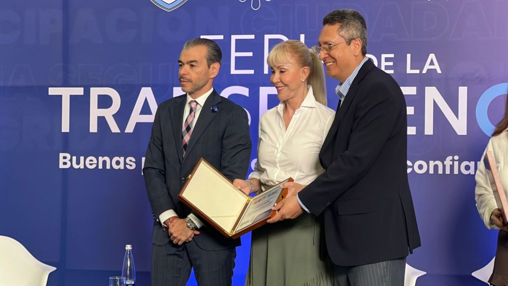 reconocimiento a Palmira Feria de Transparencia