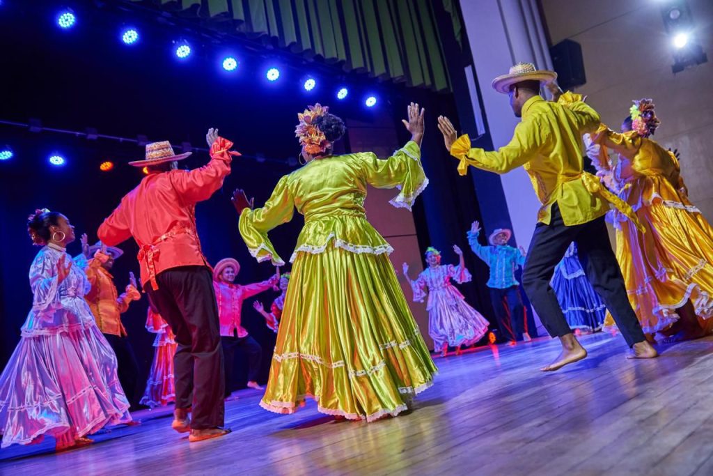 grupo de danza en el teatro materon